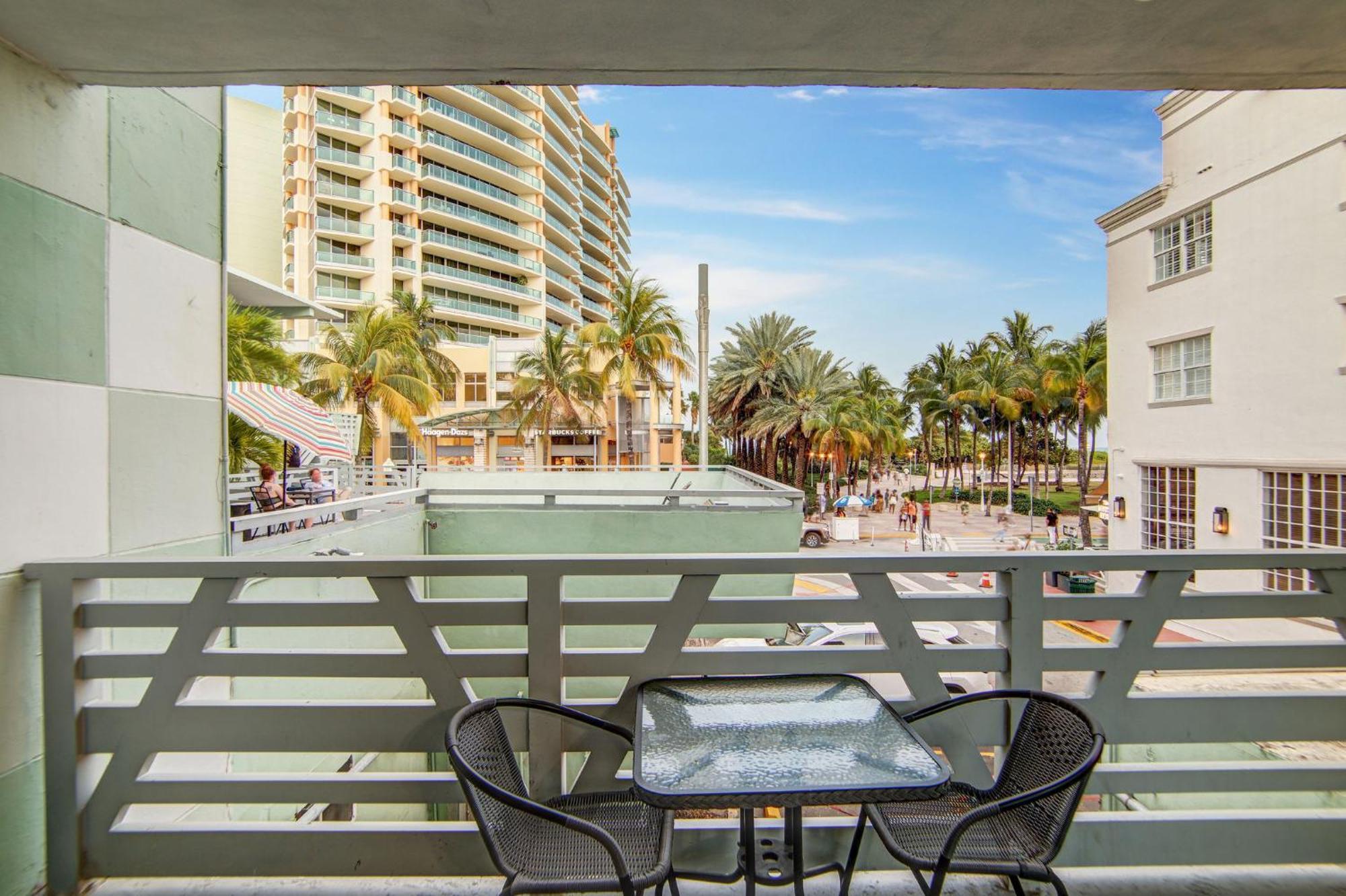 Balcony Deco Apt, W/2 Queenbeds, On Ocean Dr Apartment Miami Beach