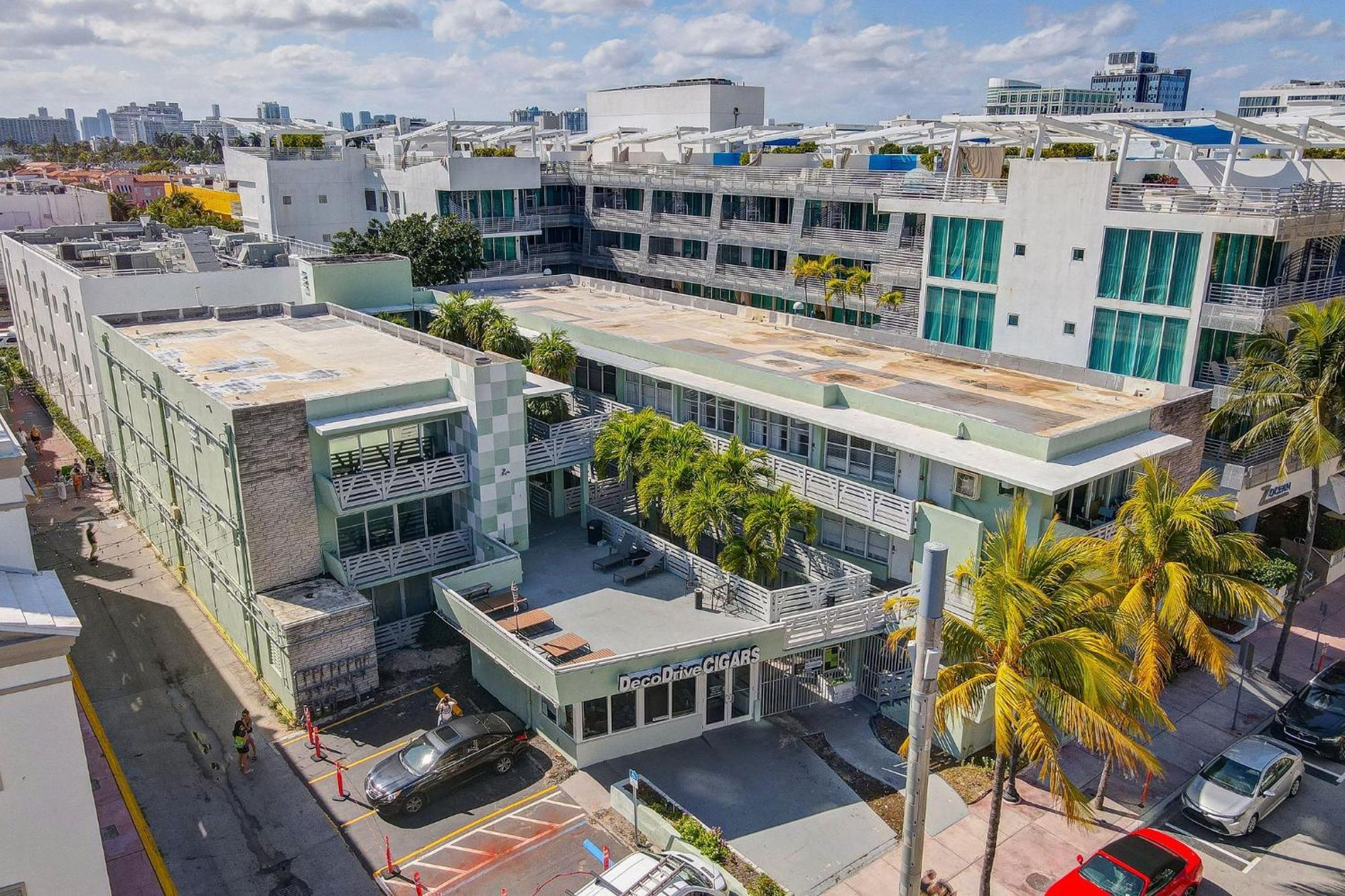 Balcony Deco Apt, W/2 Queenbeds, On Ocean Dr * Miami Beach
