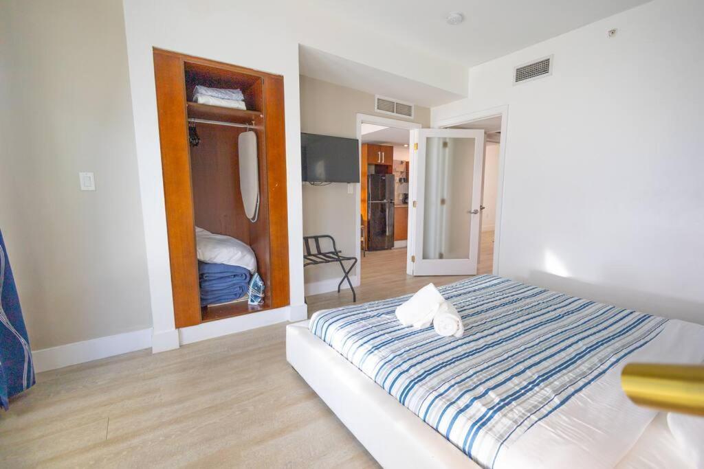 King 1 Bed With Rooftop Pool C202 *