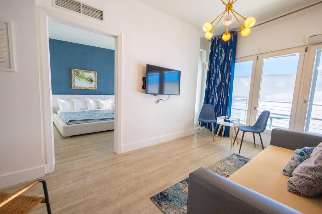 King 1 Bed With Rooftop Pool C202 Miami Beach