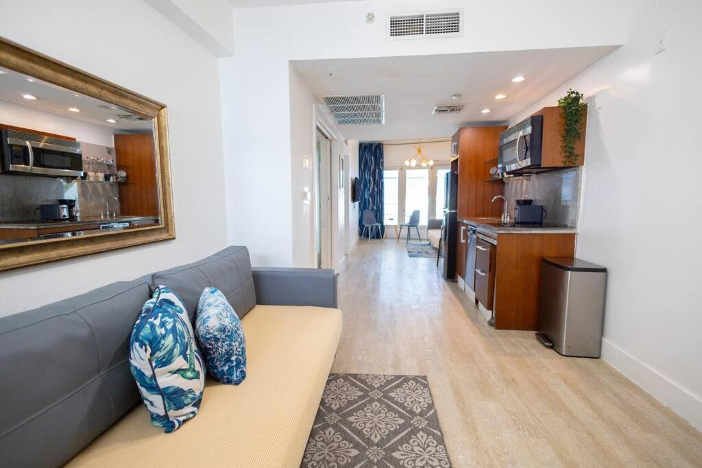 King 1 Bed With Rooftop Pool C202 * Miami Beach