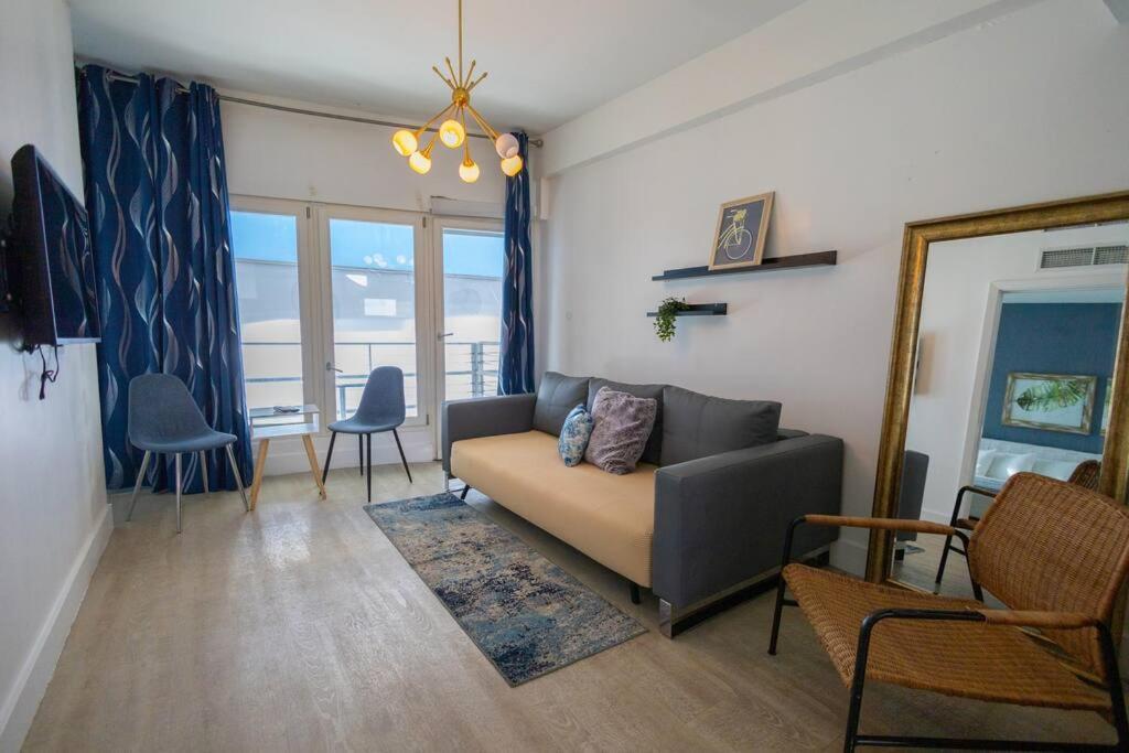 King 1 Bed With Rooftop Pool C202 Apartment *