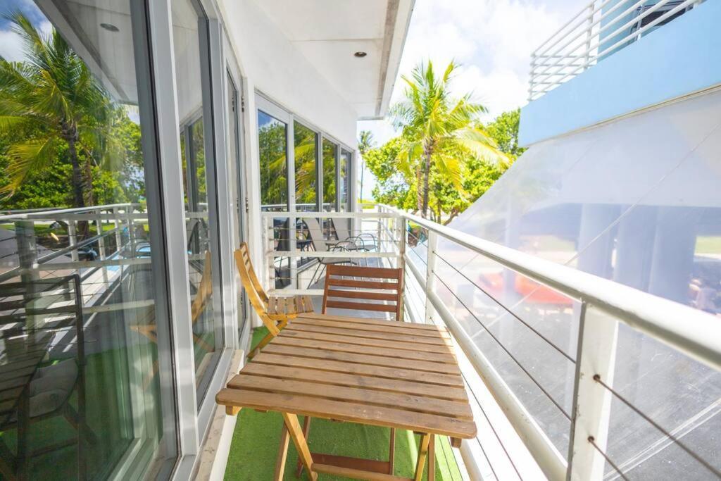 King 1 Bed With Rooftop Pool C202 *