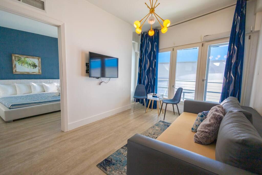 King 1 Bed With Rooftop Pool C202 *