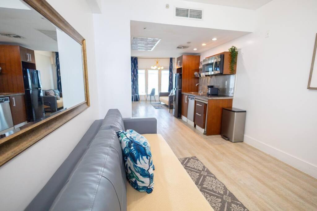 King 1 Bed With Rooftop Pool C202 Miami Beach