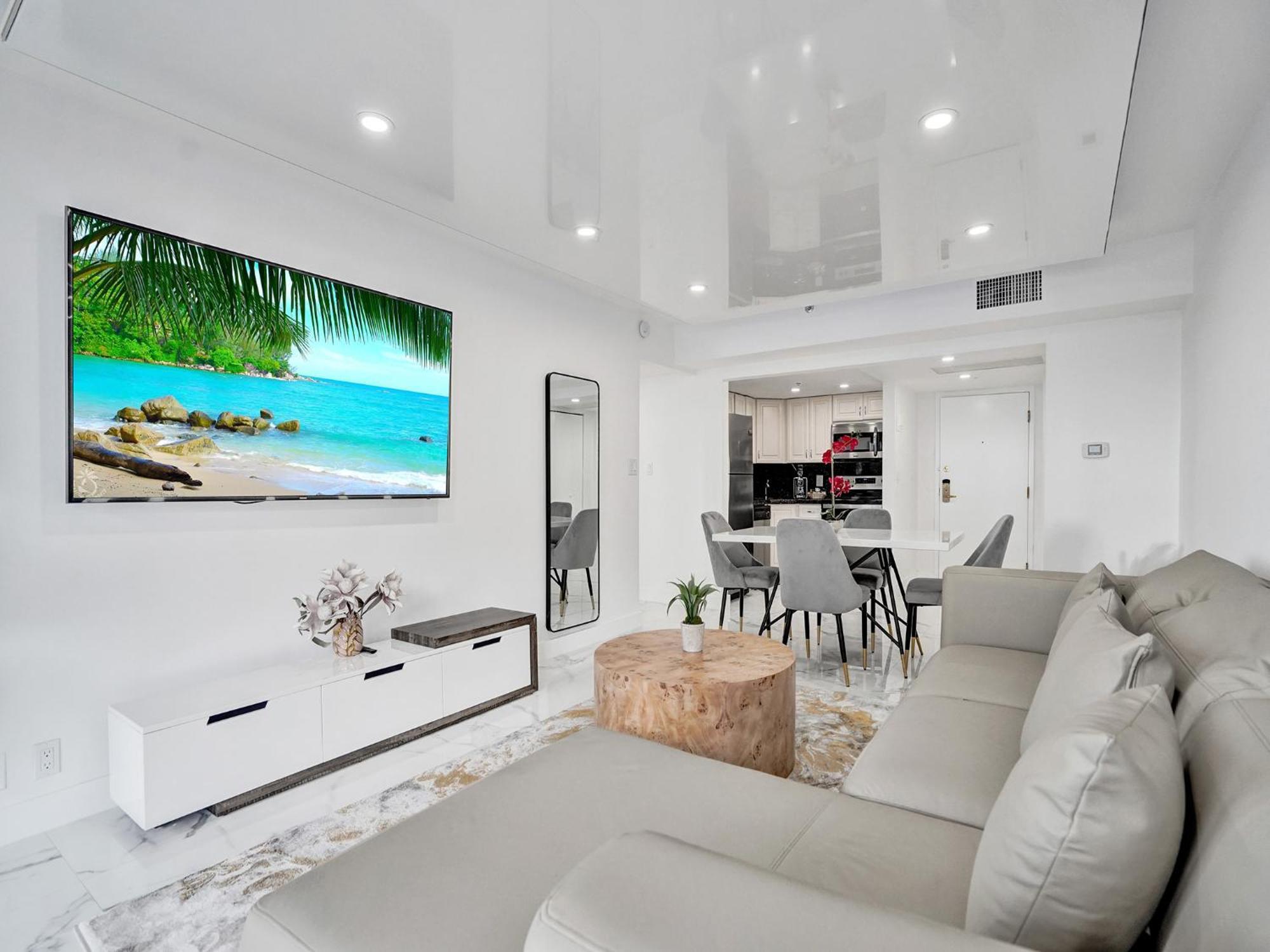 High Floor Miami Pool Service 1219 *