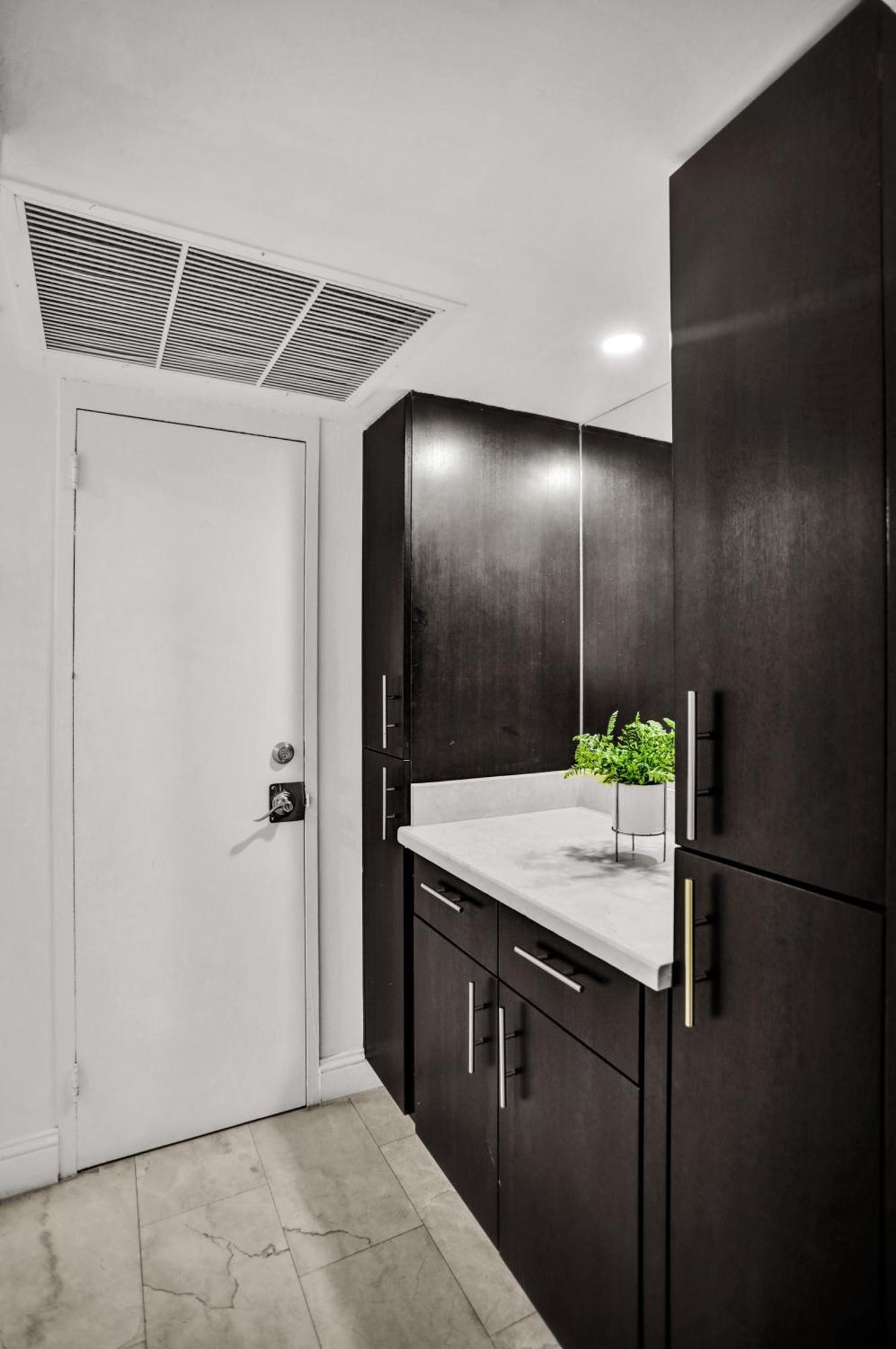Stylish Ocean Retreat Service 1009 *