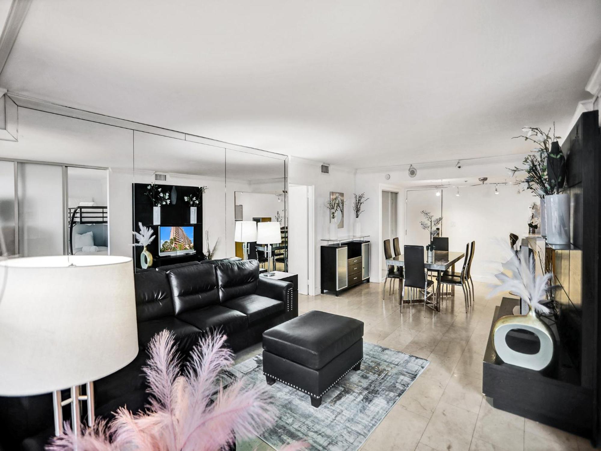 Apartment Stylish Ocean Retreat Service 1009