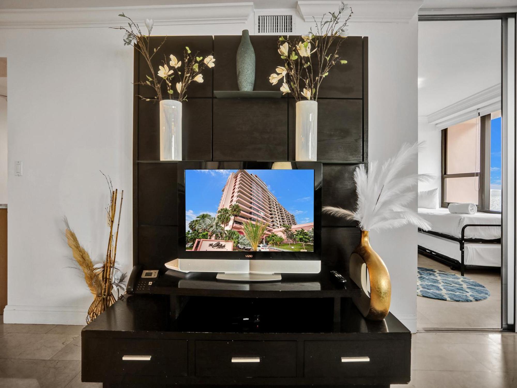Stylish Ocean Retreat Service 1009 Miami Beach