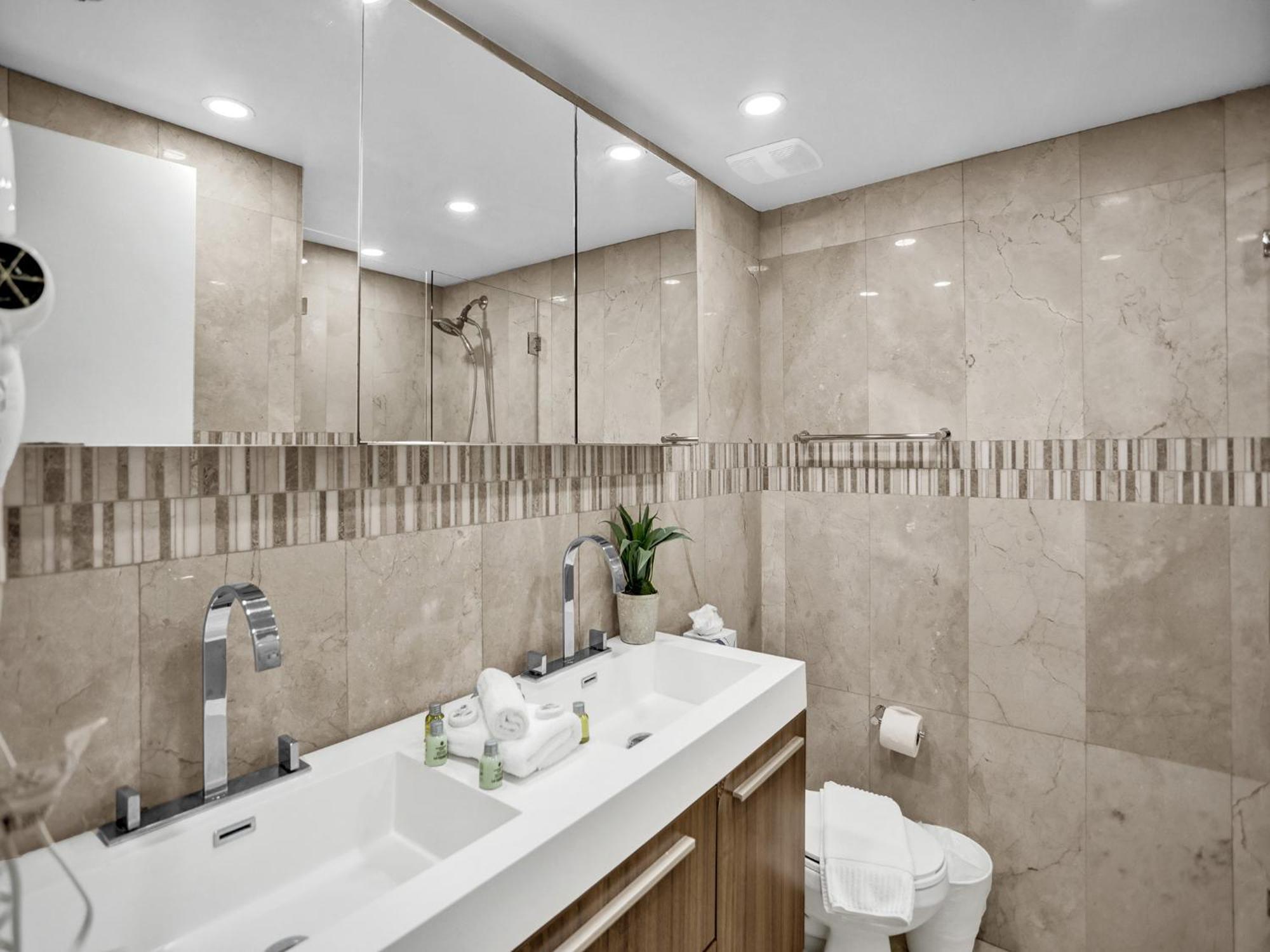 Stylish Ocean Retreat Service 1009 * Miami Beach