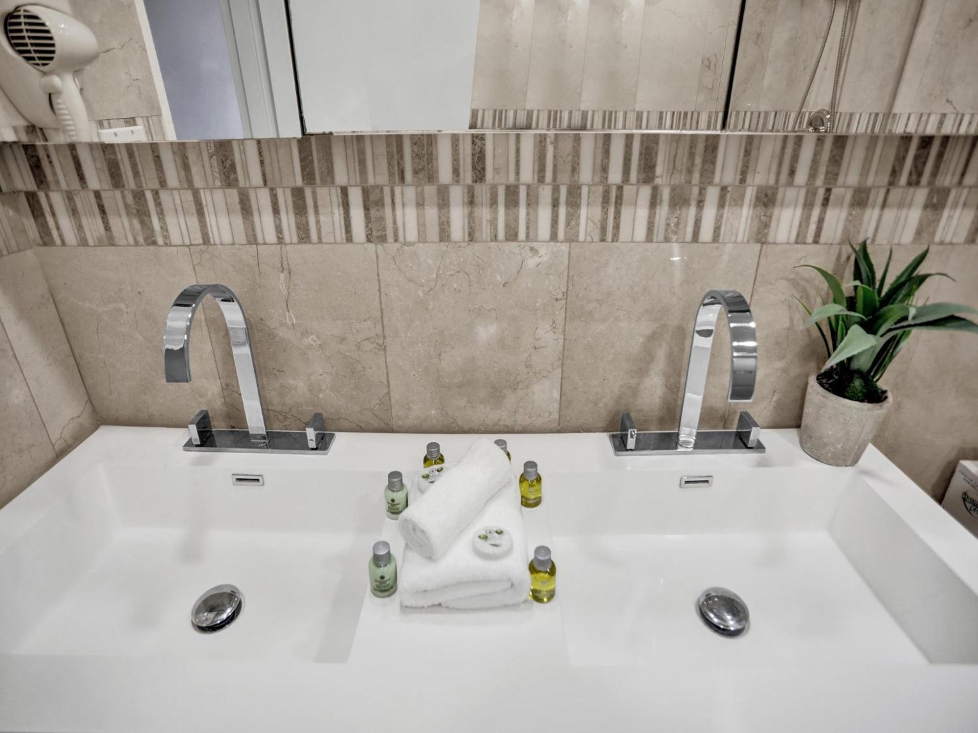 Apartment Stylish Ocean Retreat Service 1009