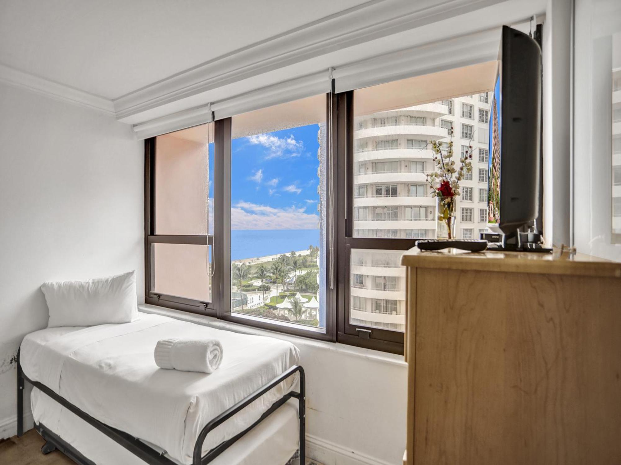 Stylish Ocean Retreat Service 1009 Apartment *