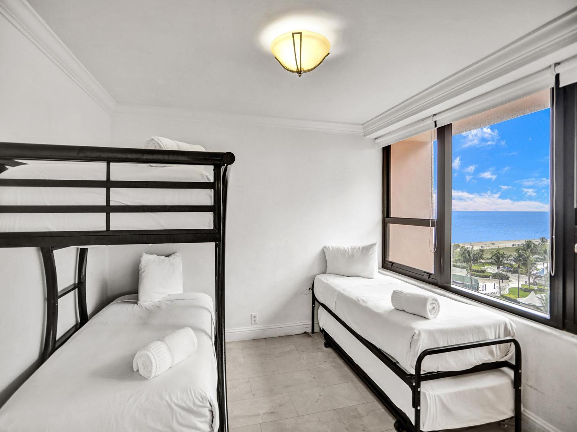 Stylish Ocean Retreat Service 1009 Miami Beach