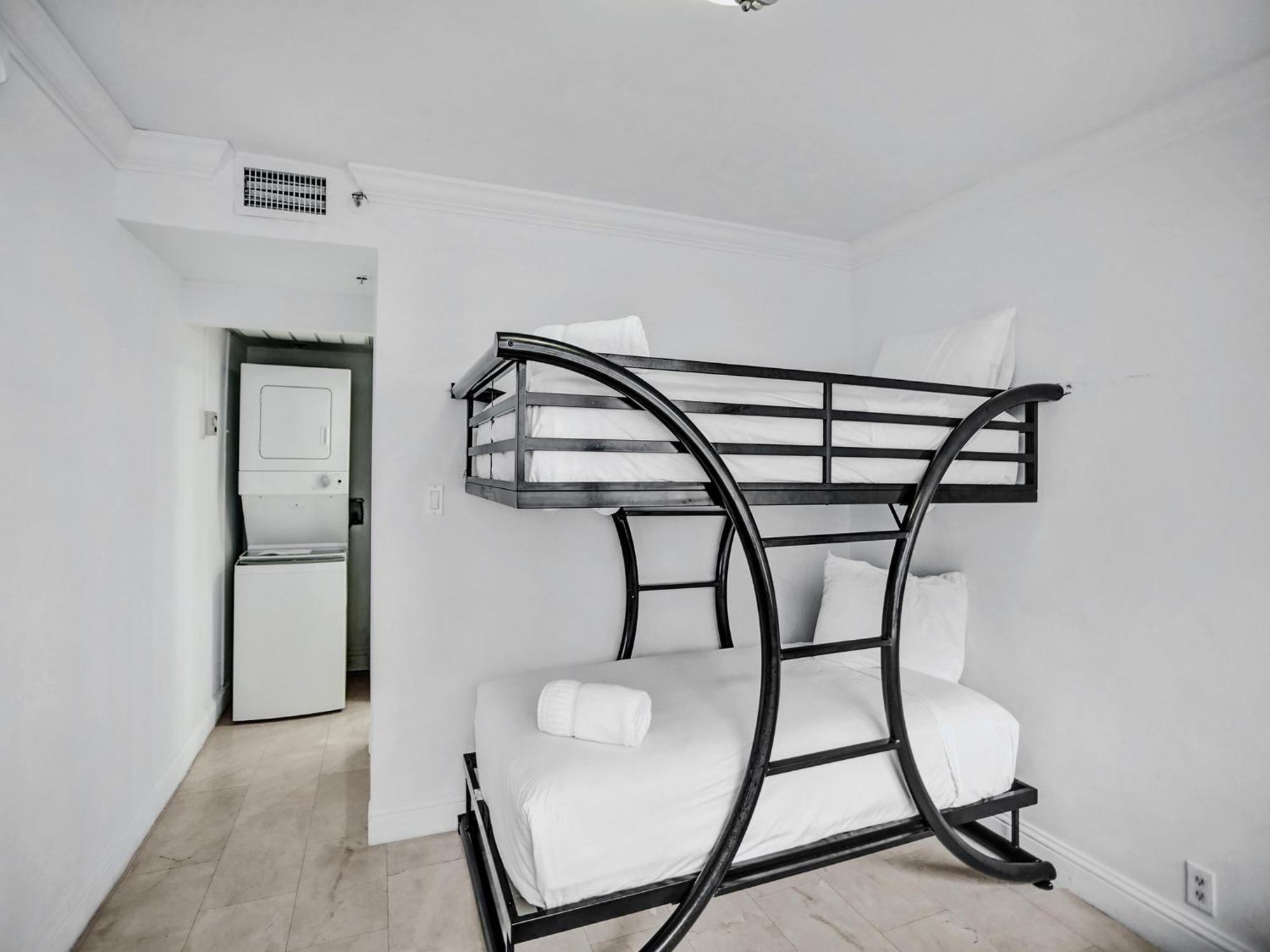 Apartment Stylish Ocean Retreat Service 1009
