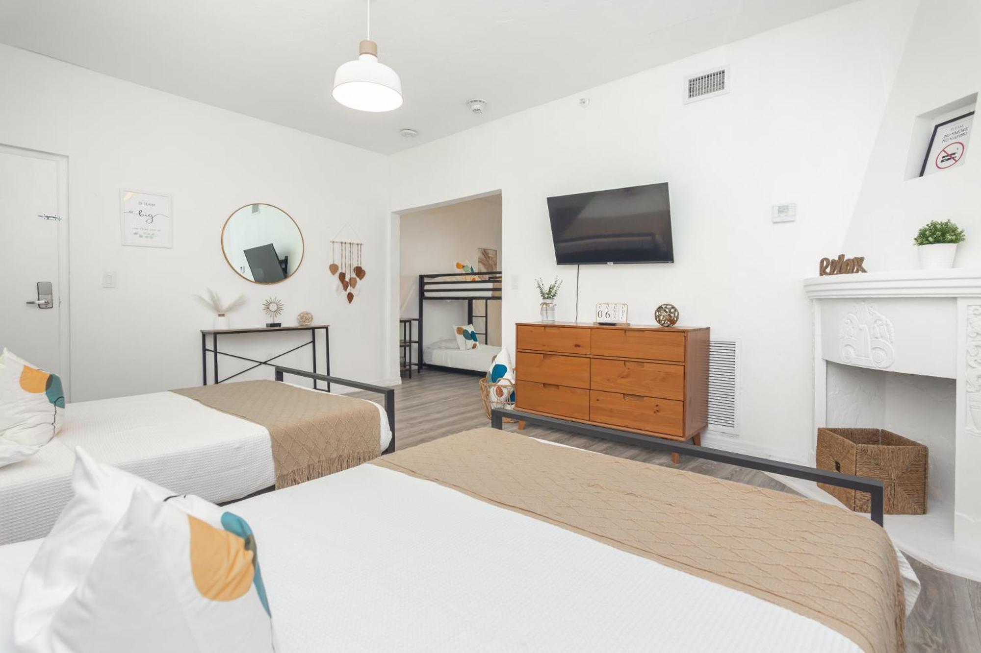 West Deco Aparthotel