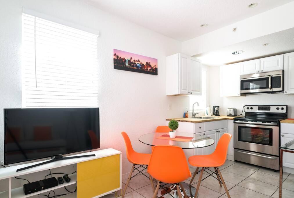 Apartment 1bedroom Collins 2 Blocks To Ocean With Free Street Parking