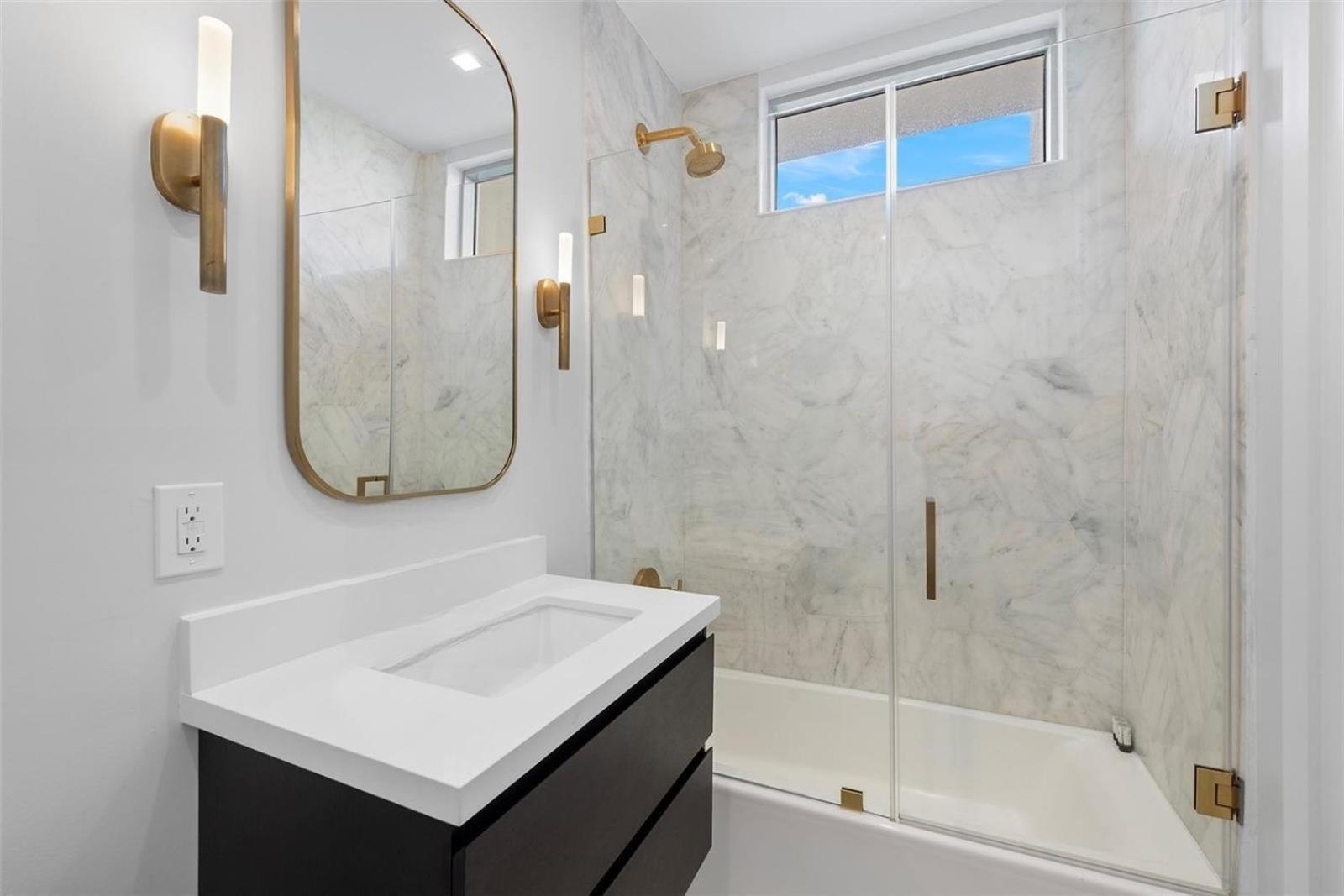 Spacious Corner Unit With Bay Views *