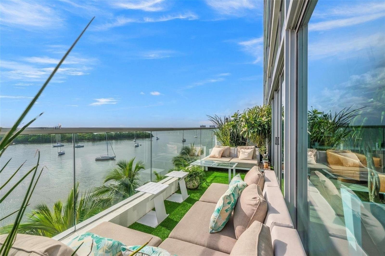 Spacious Corner Unit With Bay Views Apartment *