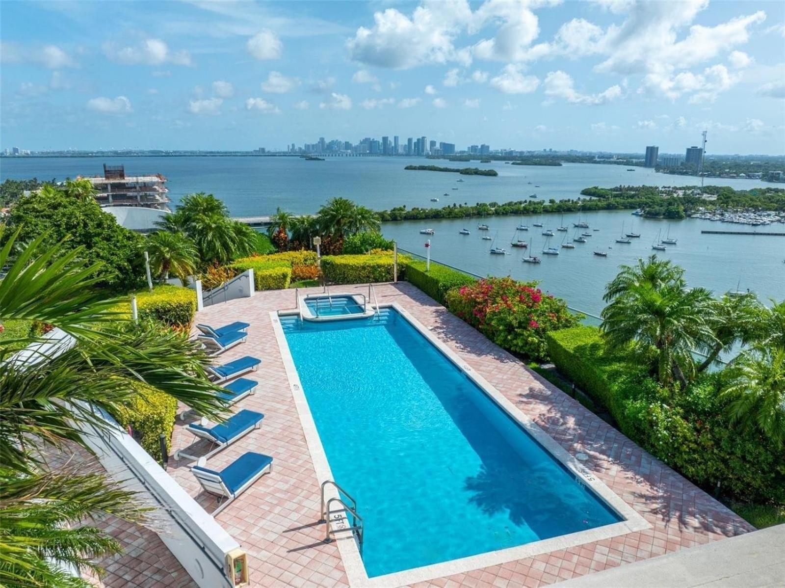 Spacious Corner Unit With Bay Views