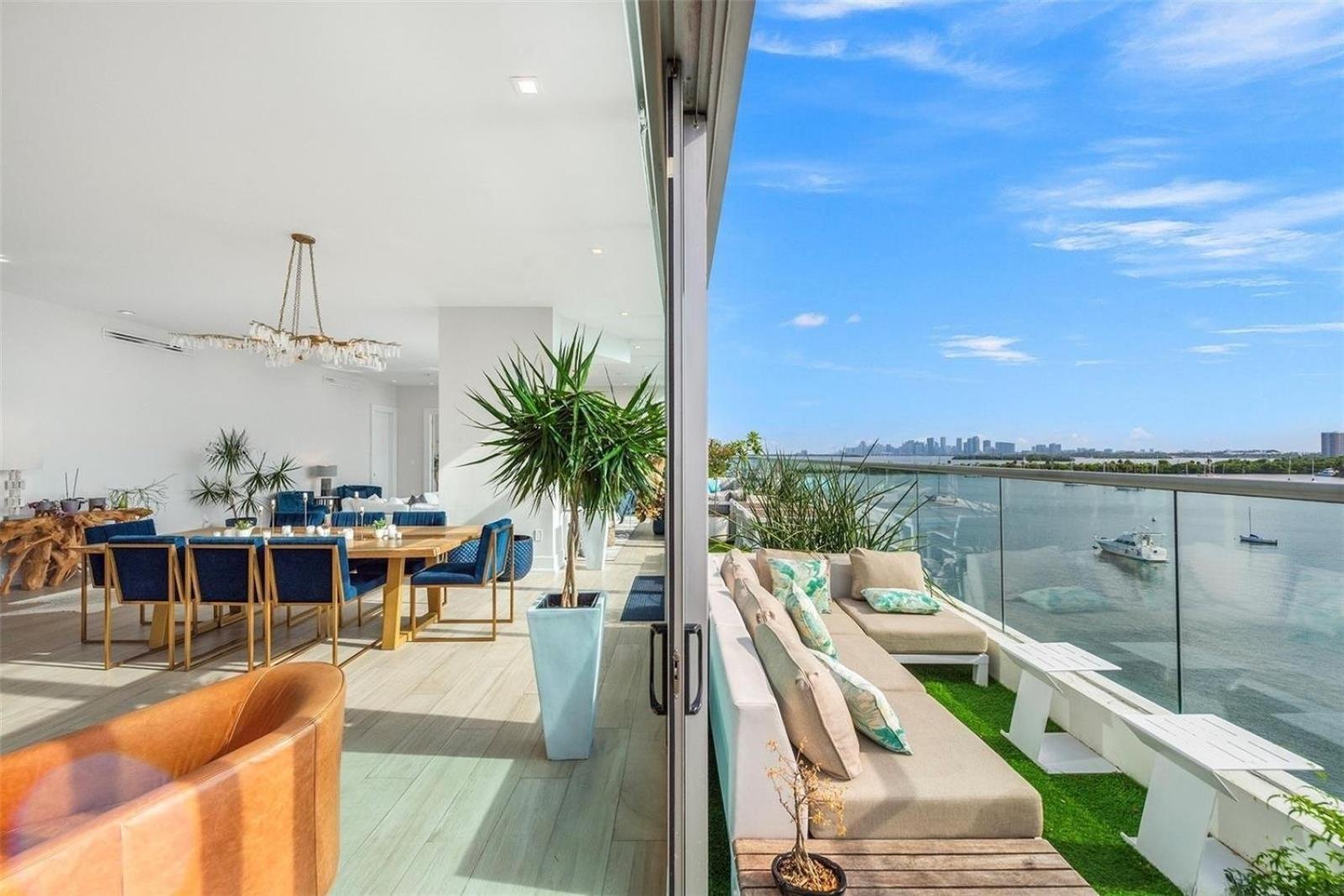 Spacious Corner Unit With Bay Views Apartment