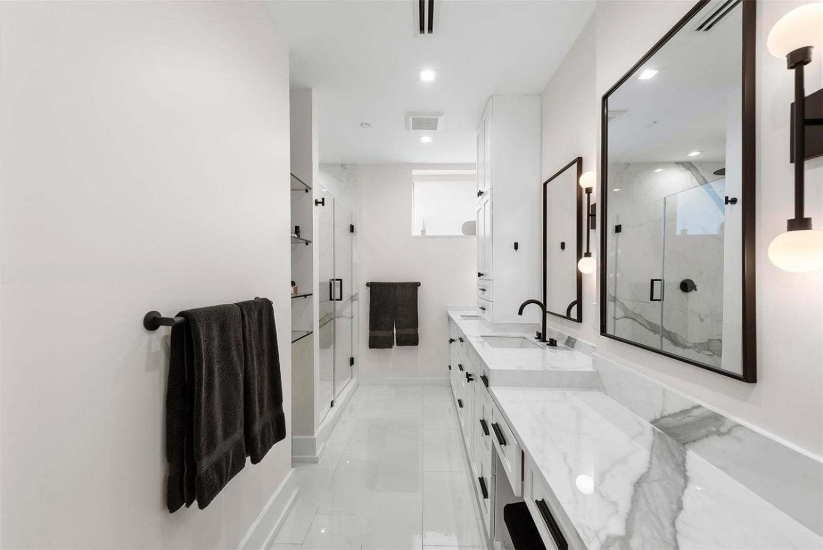 Spacious Corner Unit With Bay Views Apartment
