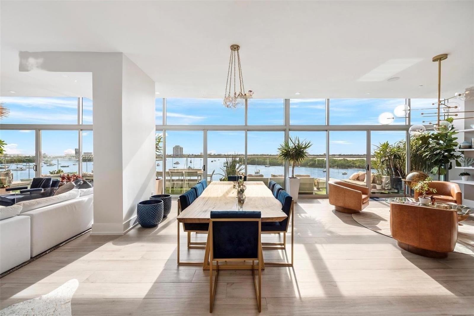 Spacious Corner Unit With Bay Views Apartment *