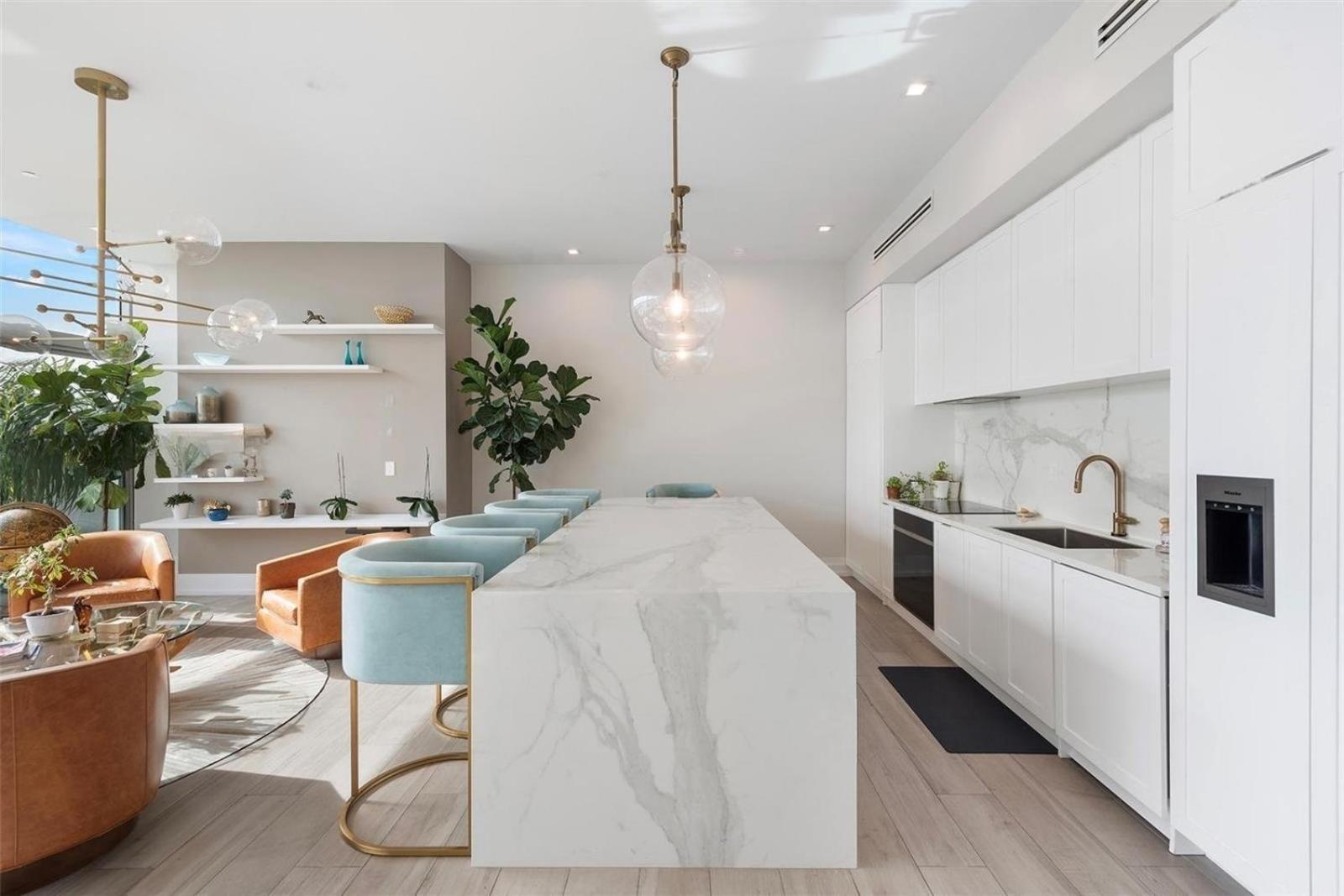 Spacious Corner Unit With Bay Views