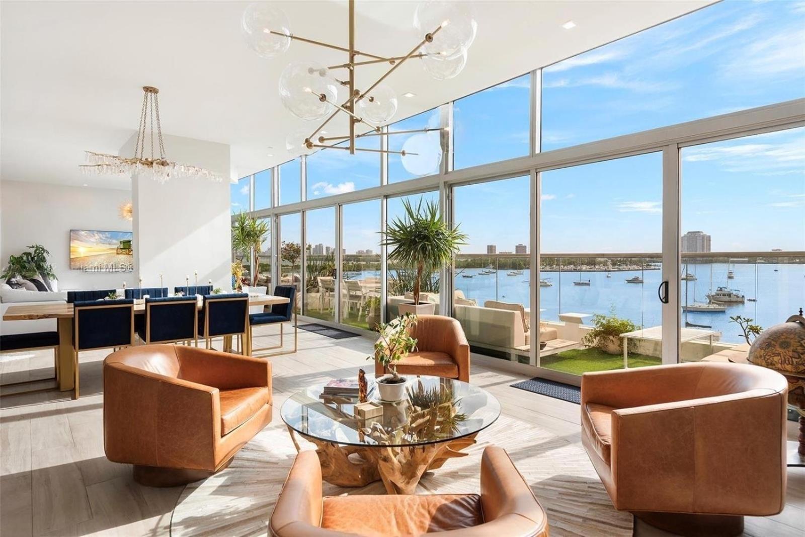 Spacious Corner Unit With Bay Views Apartment
