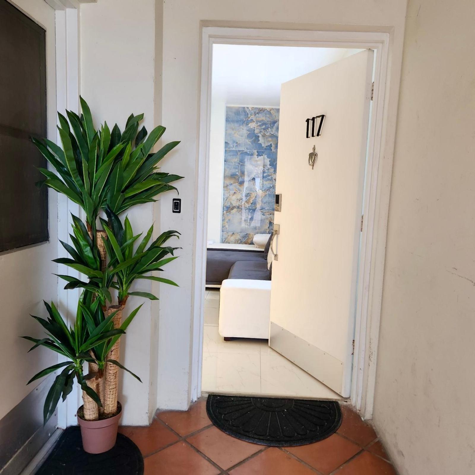 Luxurious Waterfront With Free Parking 5min Drive To Miami Brach