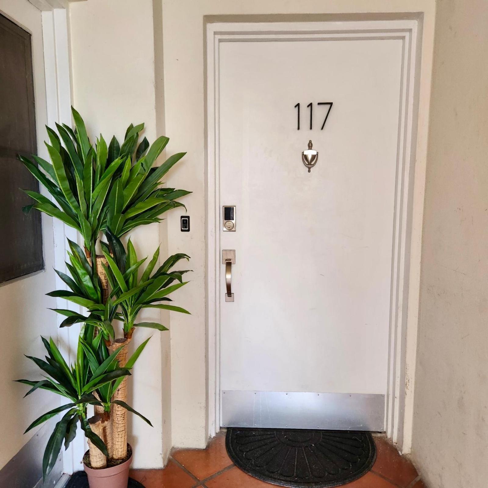 Luxurious Waterfront With Free Parking 5min Drive To Miami Brach