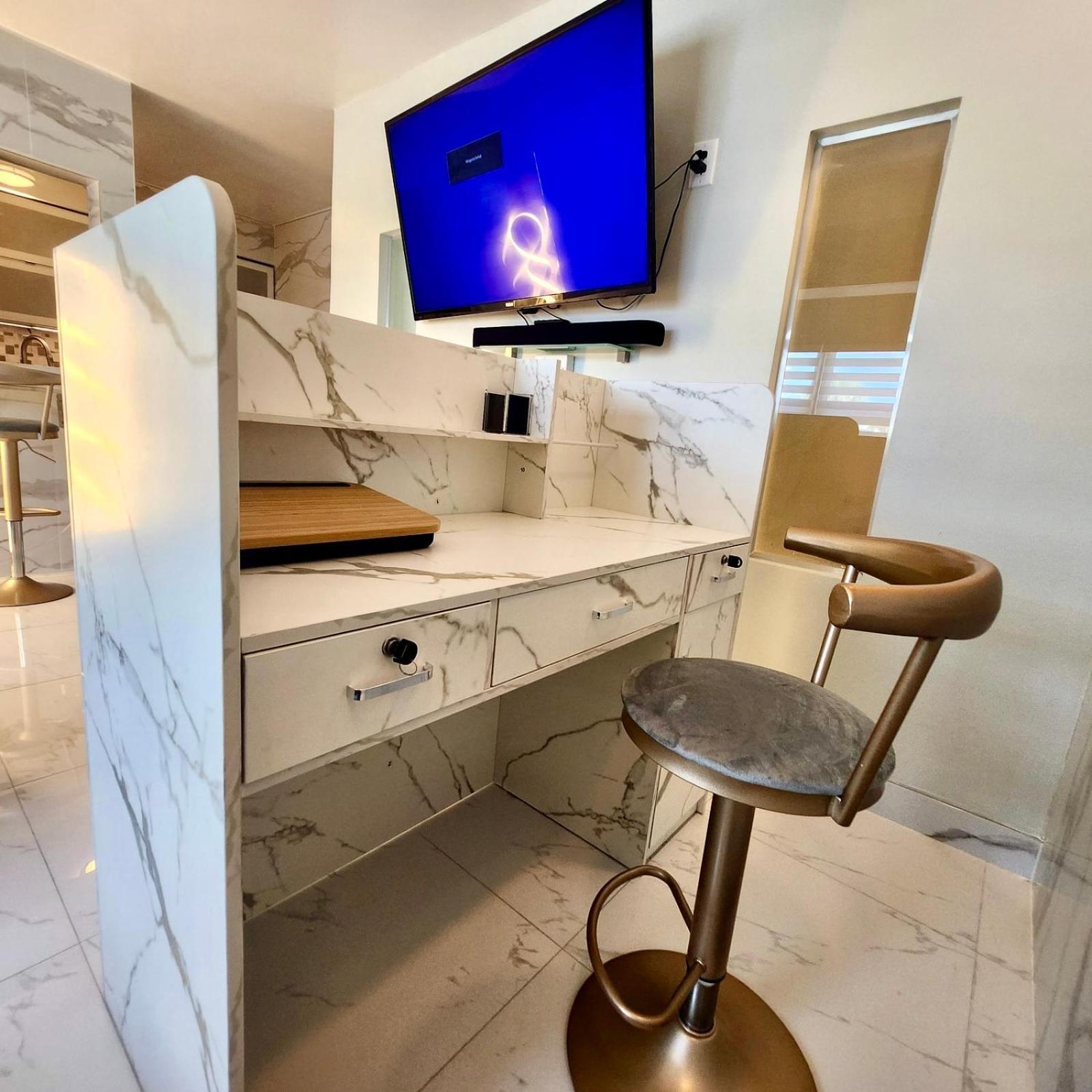 Luxurious Waterfront With Free Parking 5min Drive To Miami Brach *