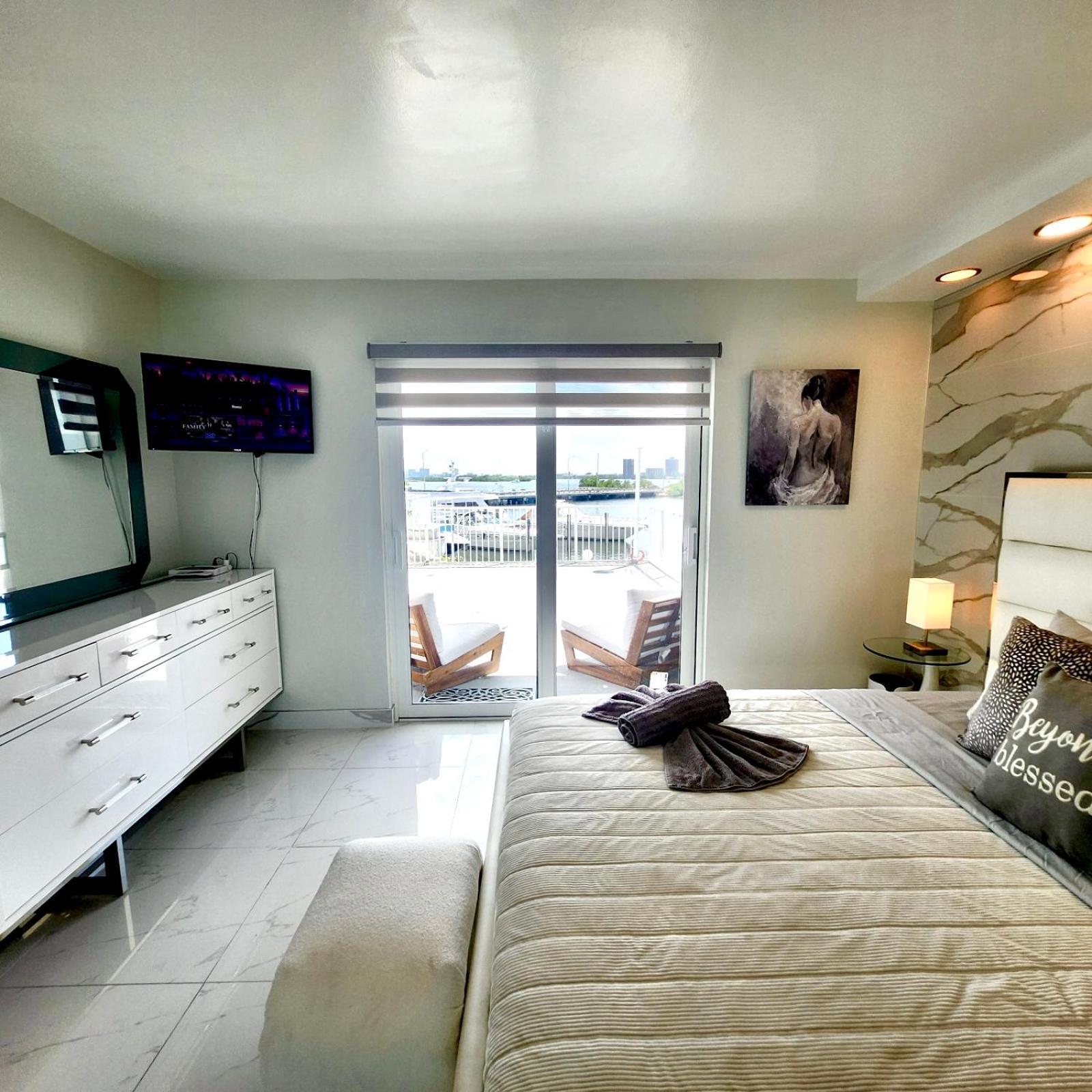 Luxurious Waterfront With Free Parking 5min Drive To Miami Brach Apartment