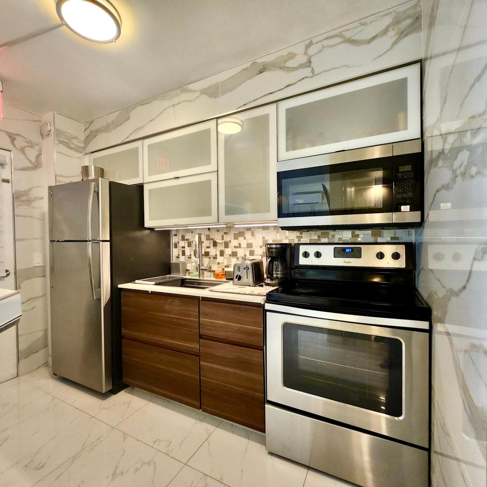 Luxurious Waterfront With Free Parking 5min Drive To Miami Brach