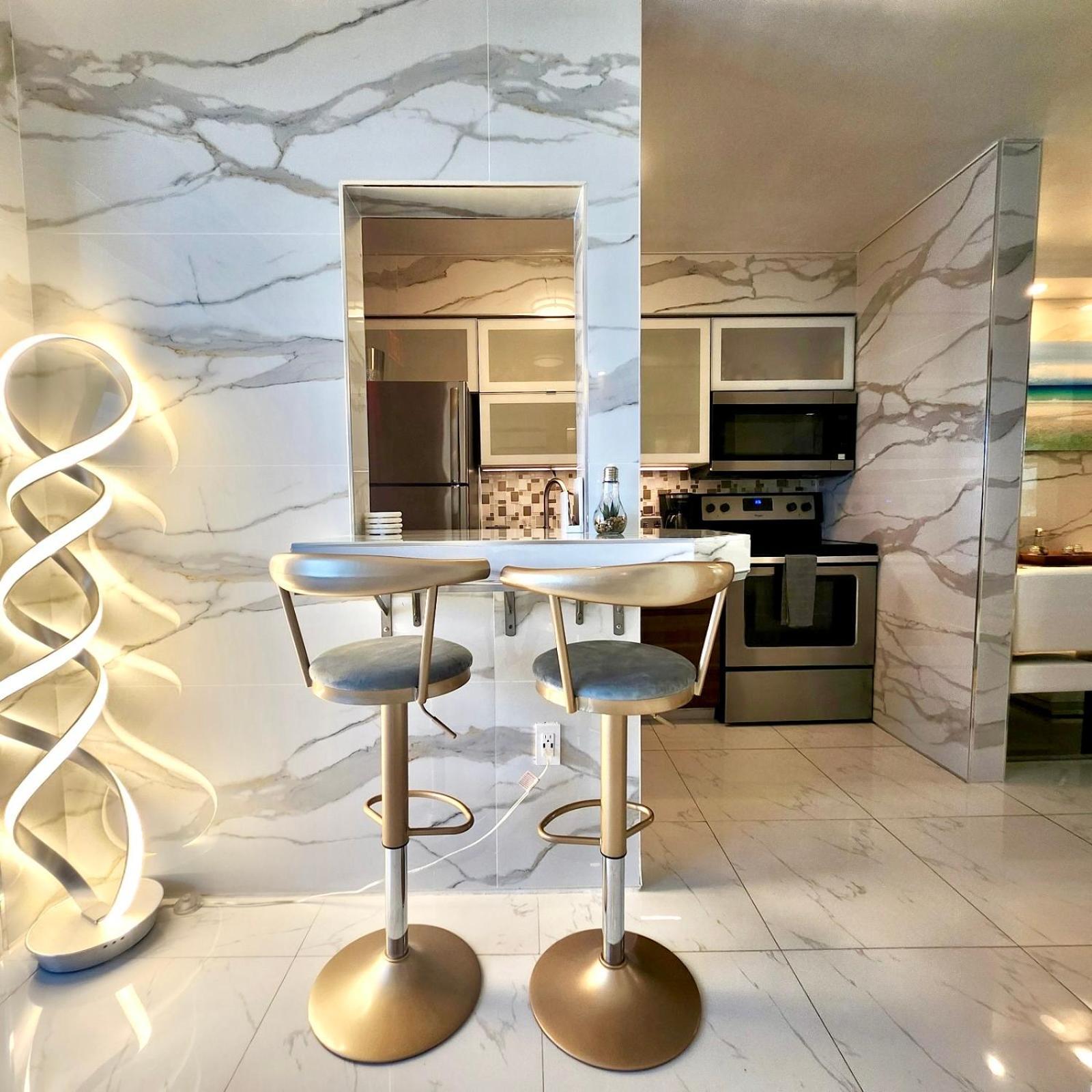 Luxurious Remodeled Direct Waterfront With Miami Skyline View And Outdoor Terrace Free Parking 5min Drive To Miami