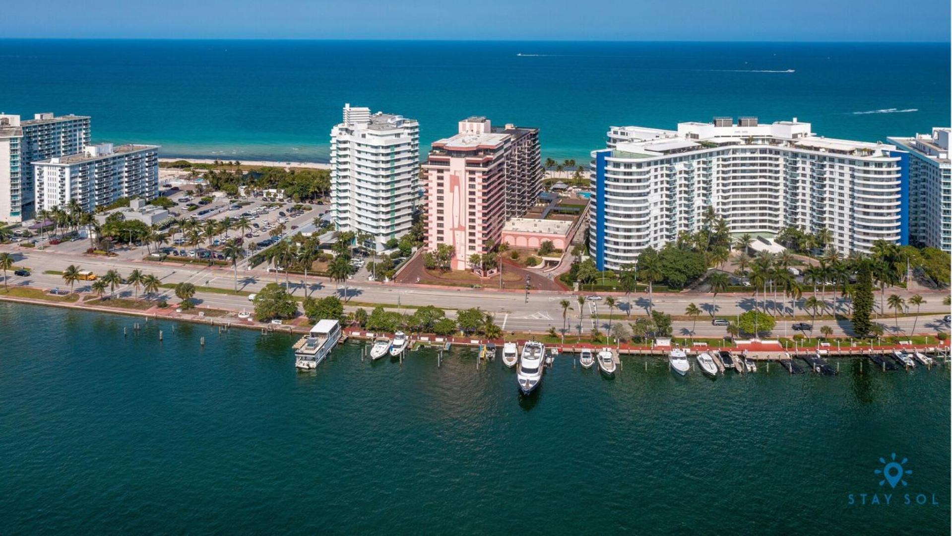 Beautiful 2 Bedroom Amazing Pool Apartment