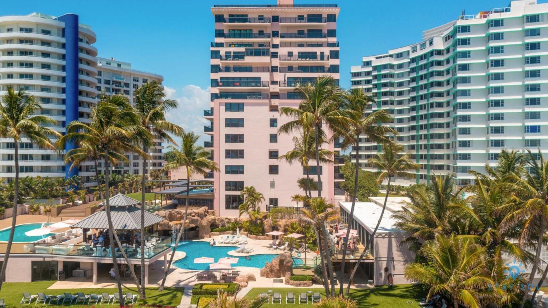 Beautiful 2 Bedroom Amazing Pool