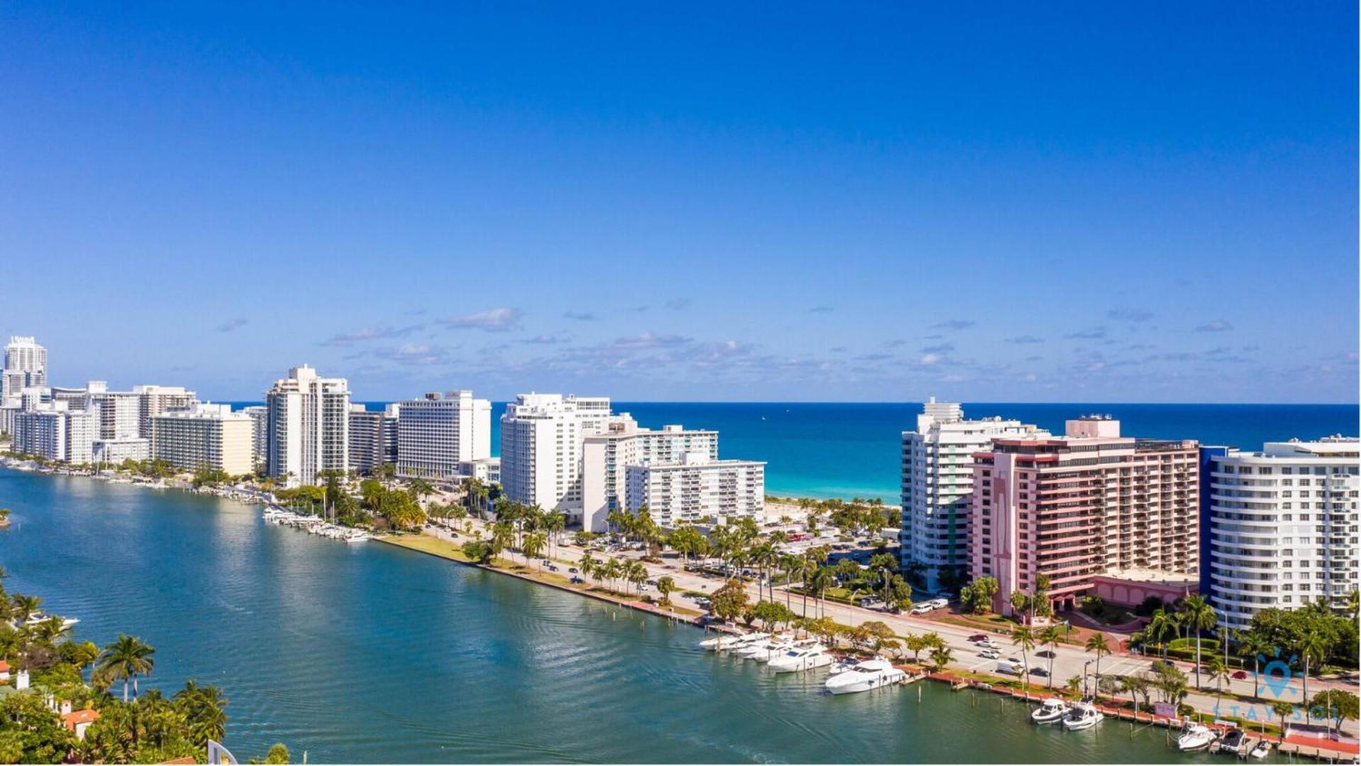 Beautiful 2 Bedroom Amazing Pool Apartment *