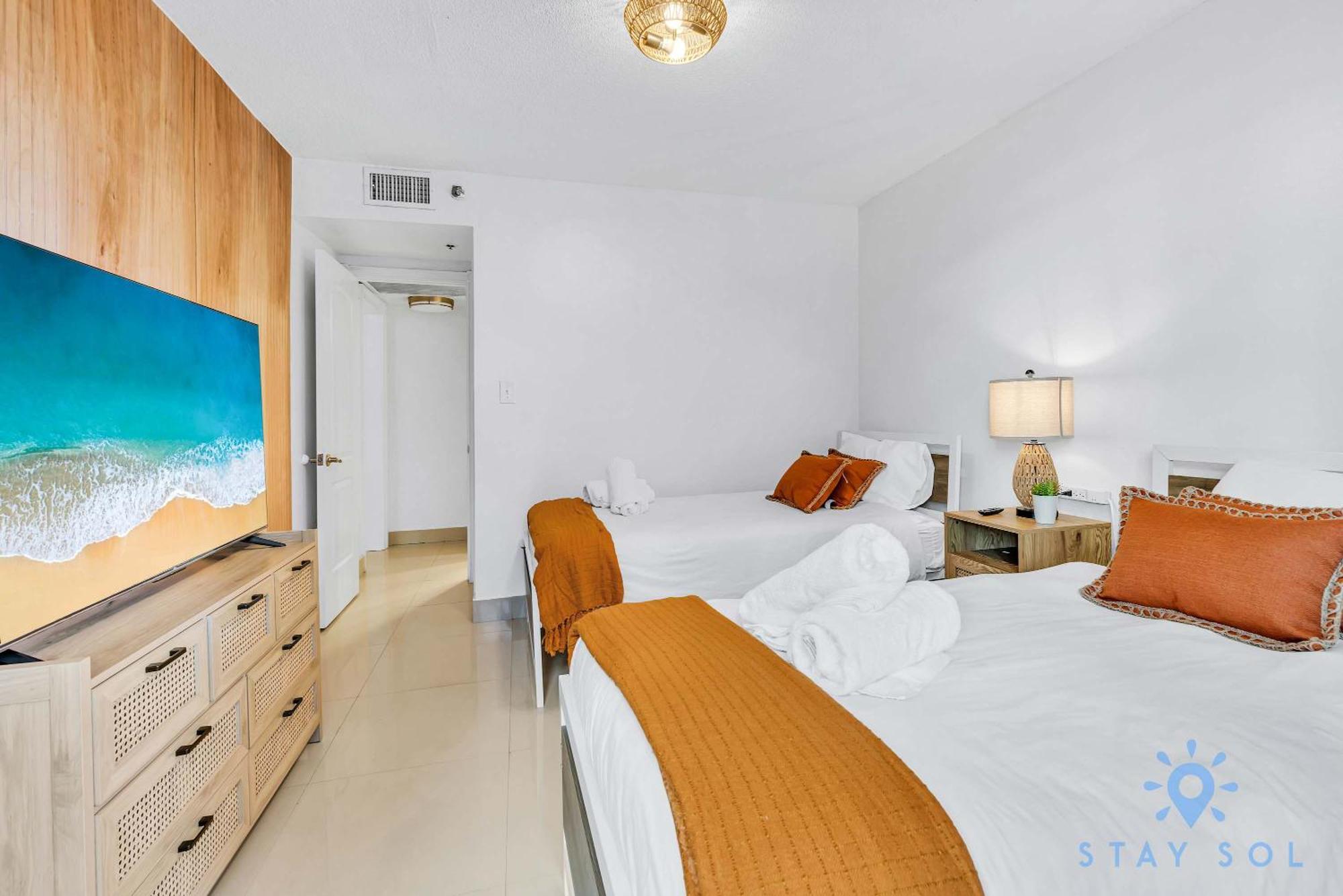 Beautiful 2 Bedroom Amazing Pool Apartment *