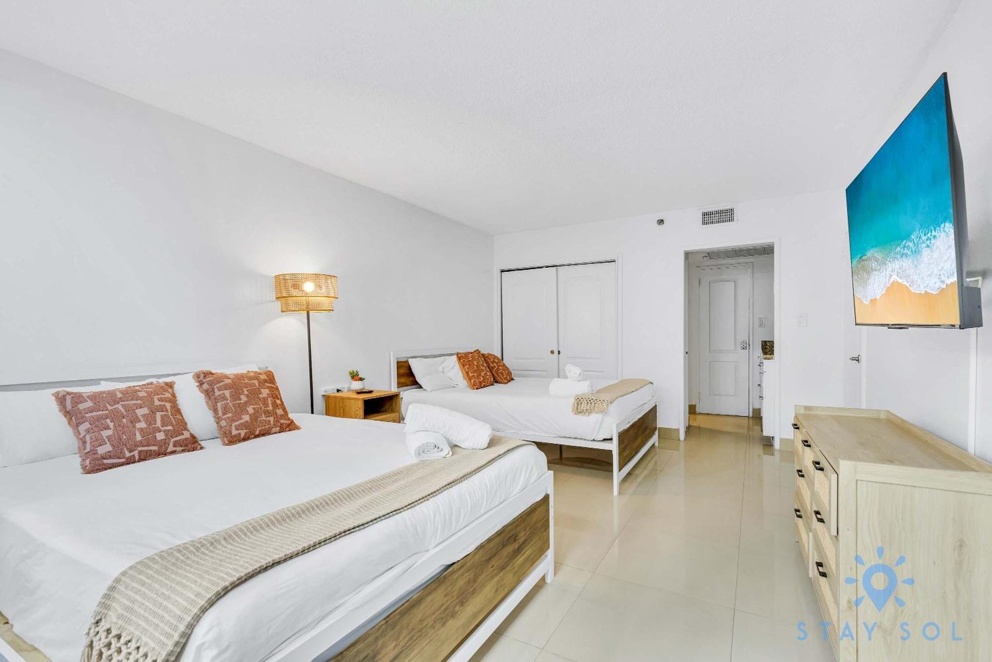 Beautiful 2 Bedroom Amazing Pool Apartment *