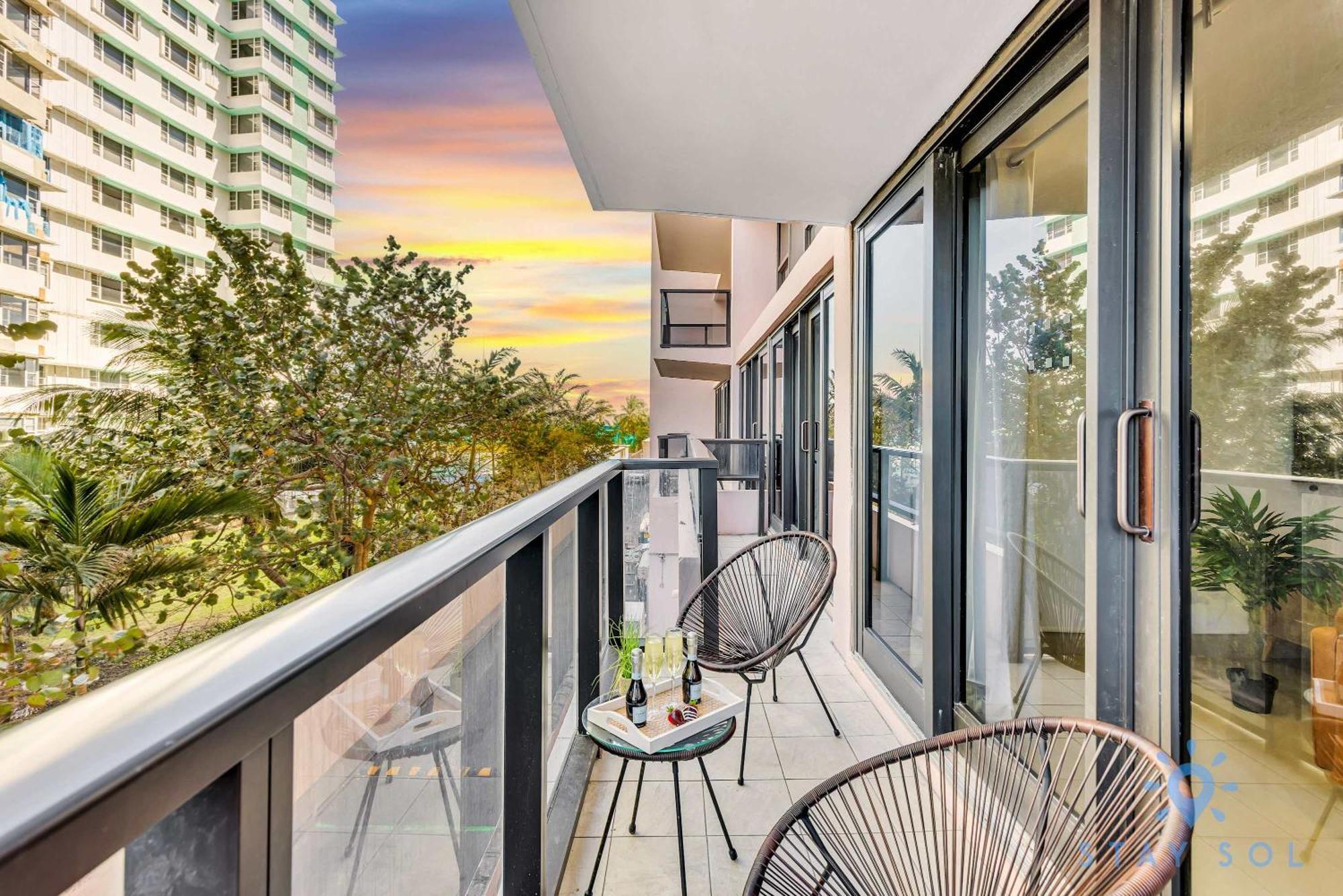 Beautiful 2 Bedroom Amazing Pool Apartment *