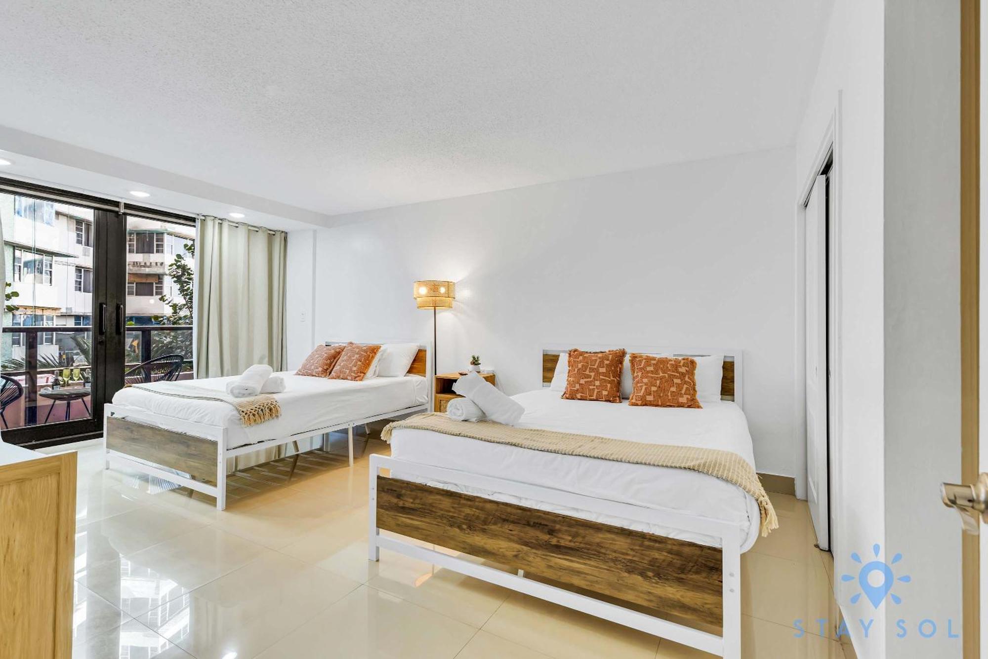 Beautiful 2 Bedroom Amazing Pool Apartment *