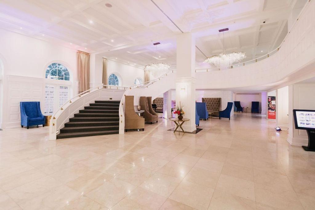 Alexander 1209 Beachfront With 2 Pools , Access, Sauna, Stores * Miami Beach