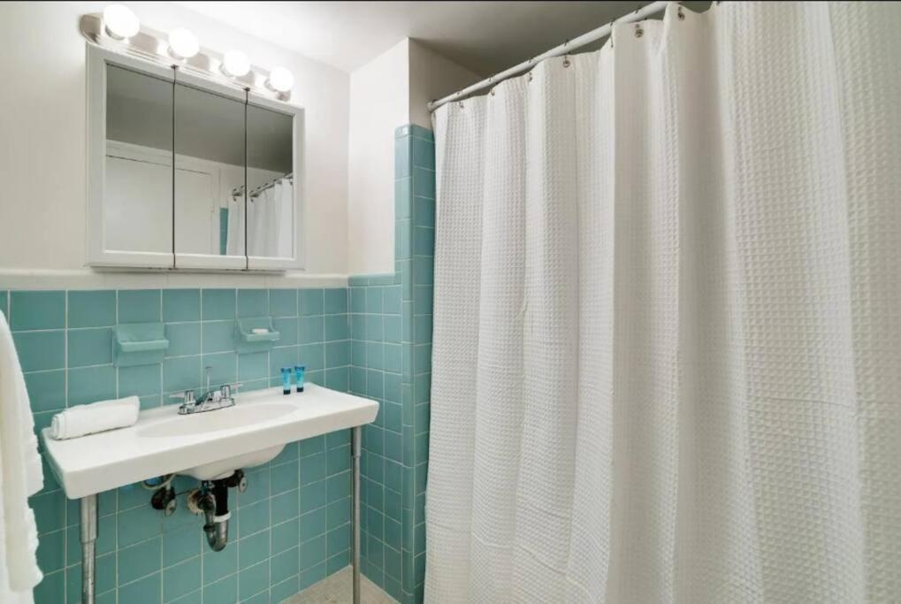 1201- Luxurious 1br & 2ba With Stunning Ocean Views Apartment