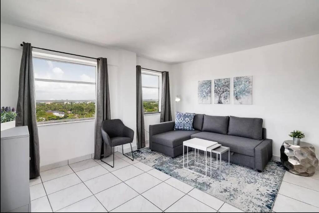 1106- 1br & 1ba With Balcony, Stunning & Ocean Views Miami Beach