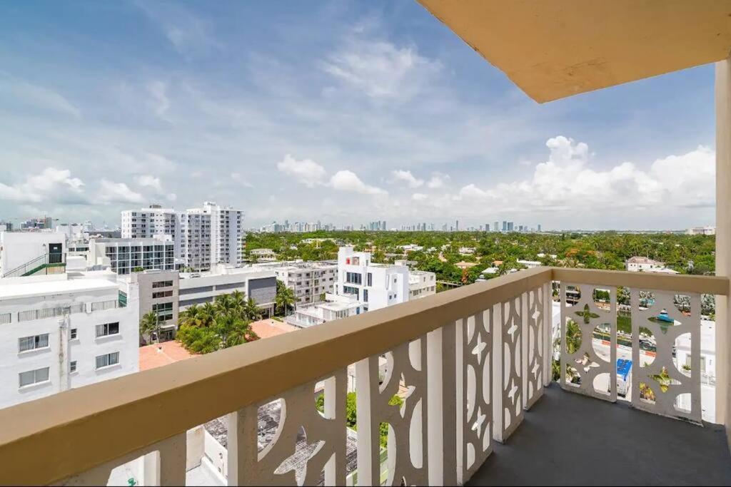 1106- 1br & 1ba With Balcony, Stunning & Ocean Views * Miami Beach