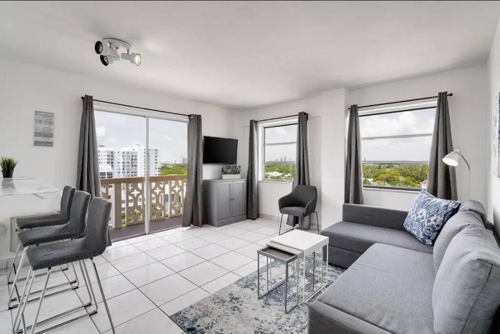 Apartment 1106- 1br & 1ba With Balcony, Stunning & Ocean Views Miami Beach