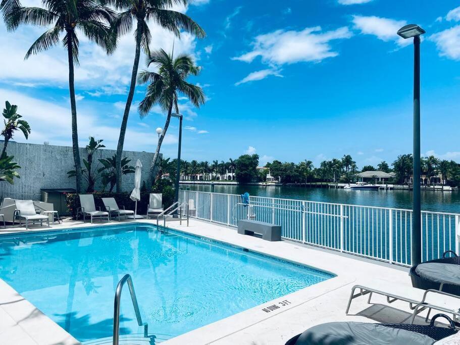 1Br 2Ba Beach Condo Parking Wifi Apartment *