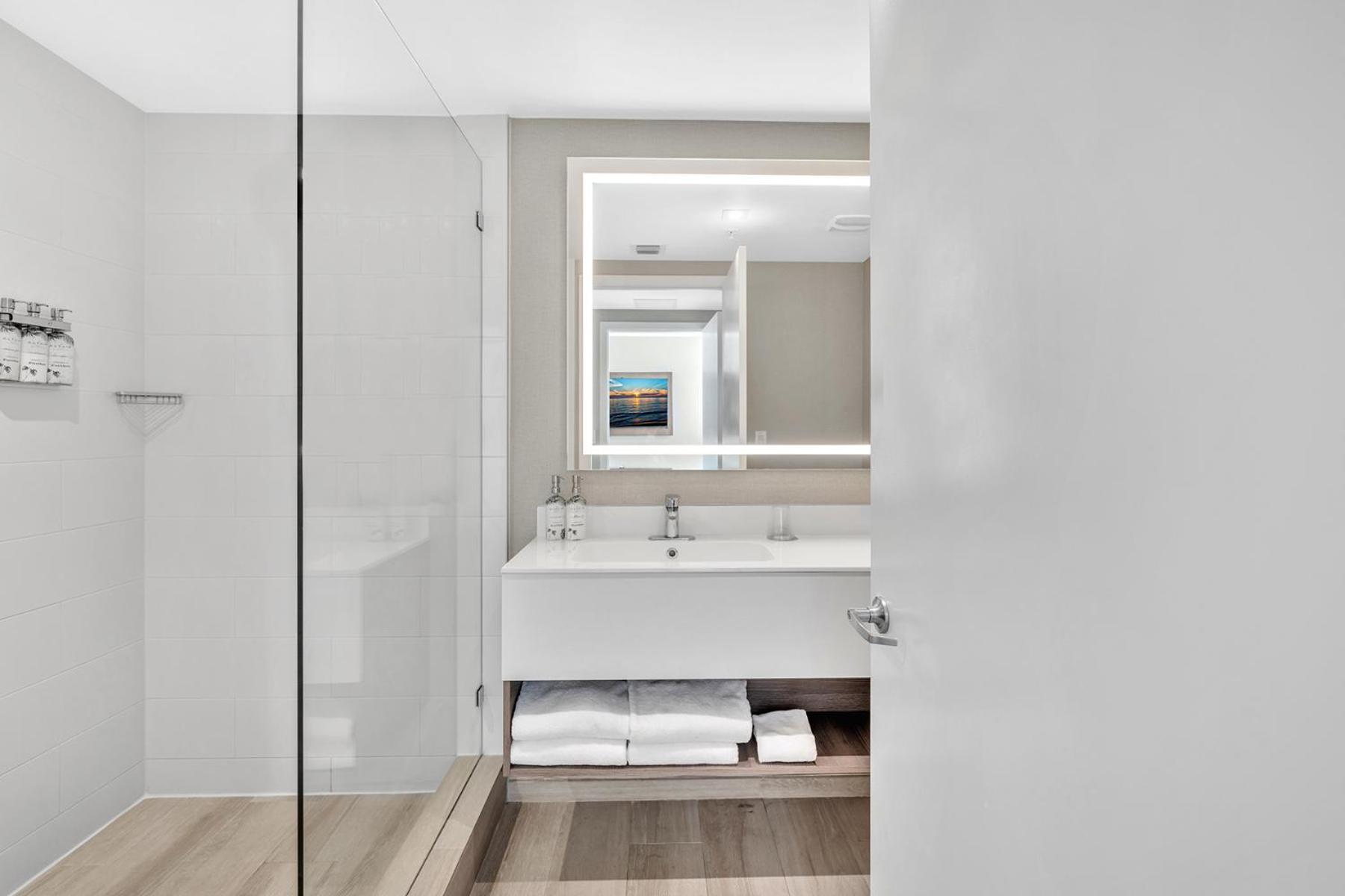 Grand Deluxe Two Bedroom With Balcony Water Views, Corner *