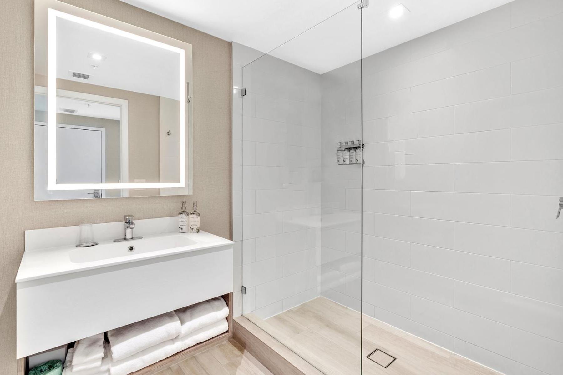Grand Deluxe Two Bedroom With Balcony Water Views, Corner Apartment *