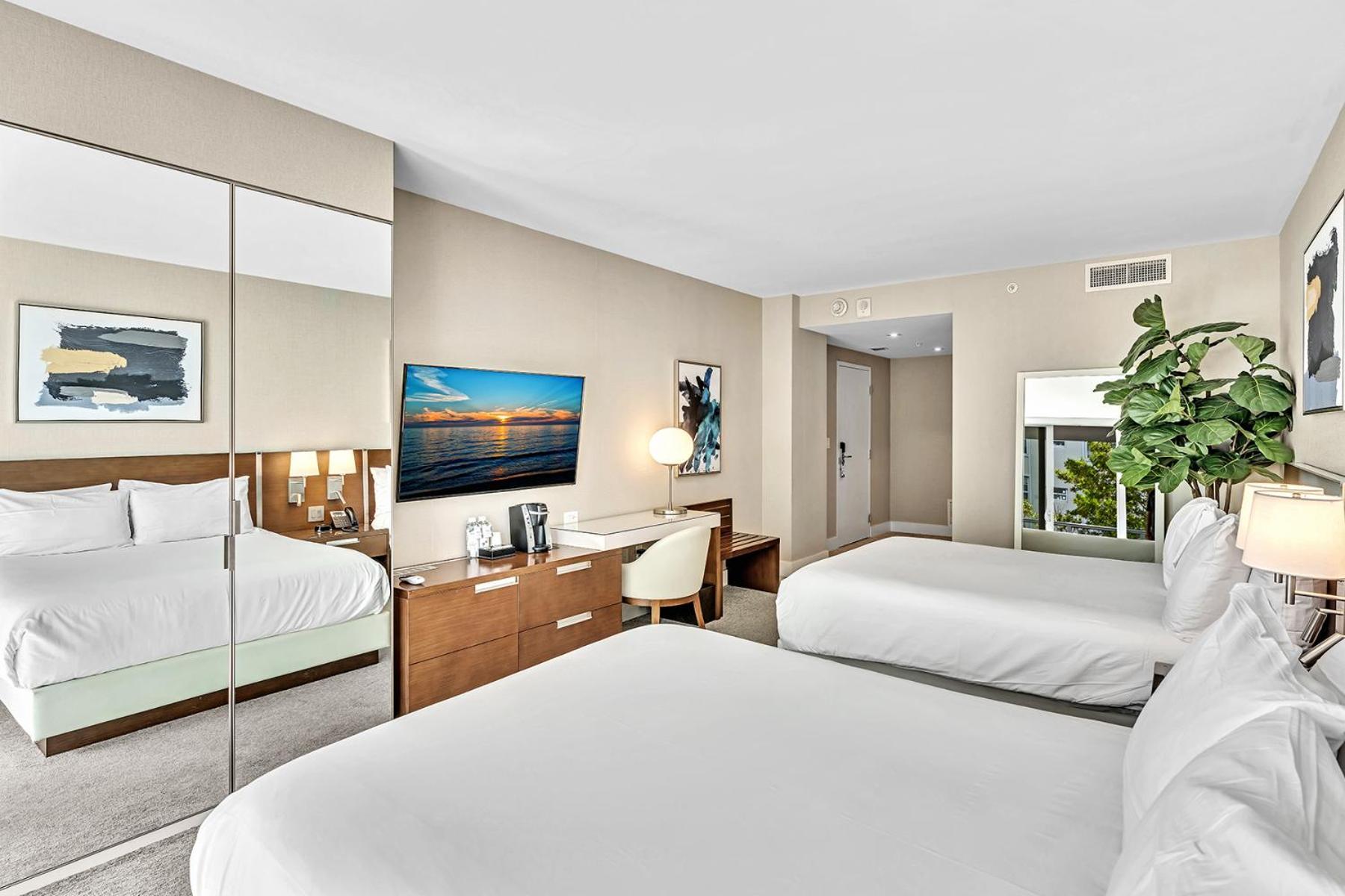 Apartment Grand Deluxe Two Bedroom With Balcony Water Views, Corner